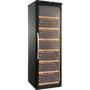 De wijnkoelkast van Gastro-Inox heeft ruimte voor 168 wijnflessen en een afmeting van 600(b)x700(d)x1865(h)mm