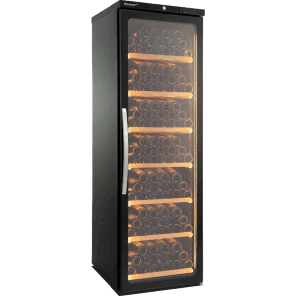 De wijnkoelkast van Gastro-Inox heeft ruimte voor 168 wijnflessen en een afmeting van 600(b)x700(d)x1865(h)mm